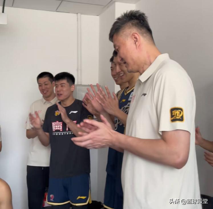 广东给张文逸庆生！更衣室简陋但氛围极佳，杜润旺搞怪，杜锋叮嘱 (http://www.busunion.cn/) 体育 第2张