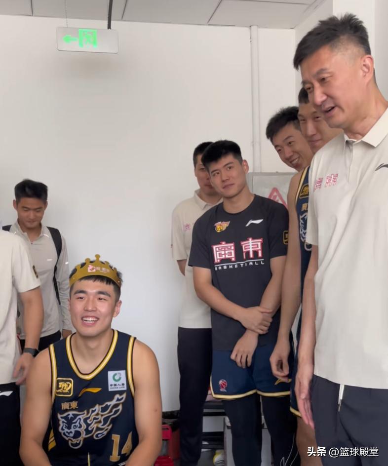 广东给张文逸庆生！更衣室简陋但氛围极佳，杜润旺搞怪，杜锋叮嘱 (http://www.busunion.cn/) 体育 第4张
