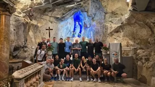 来都来了，瓜迪奥拉带着自己的团队参观巴勒莫当地圣殿