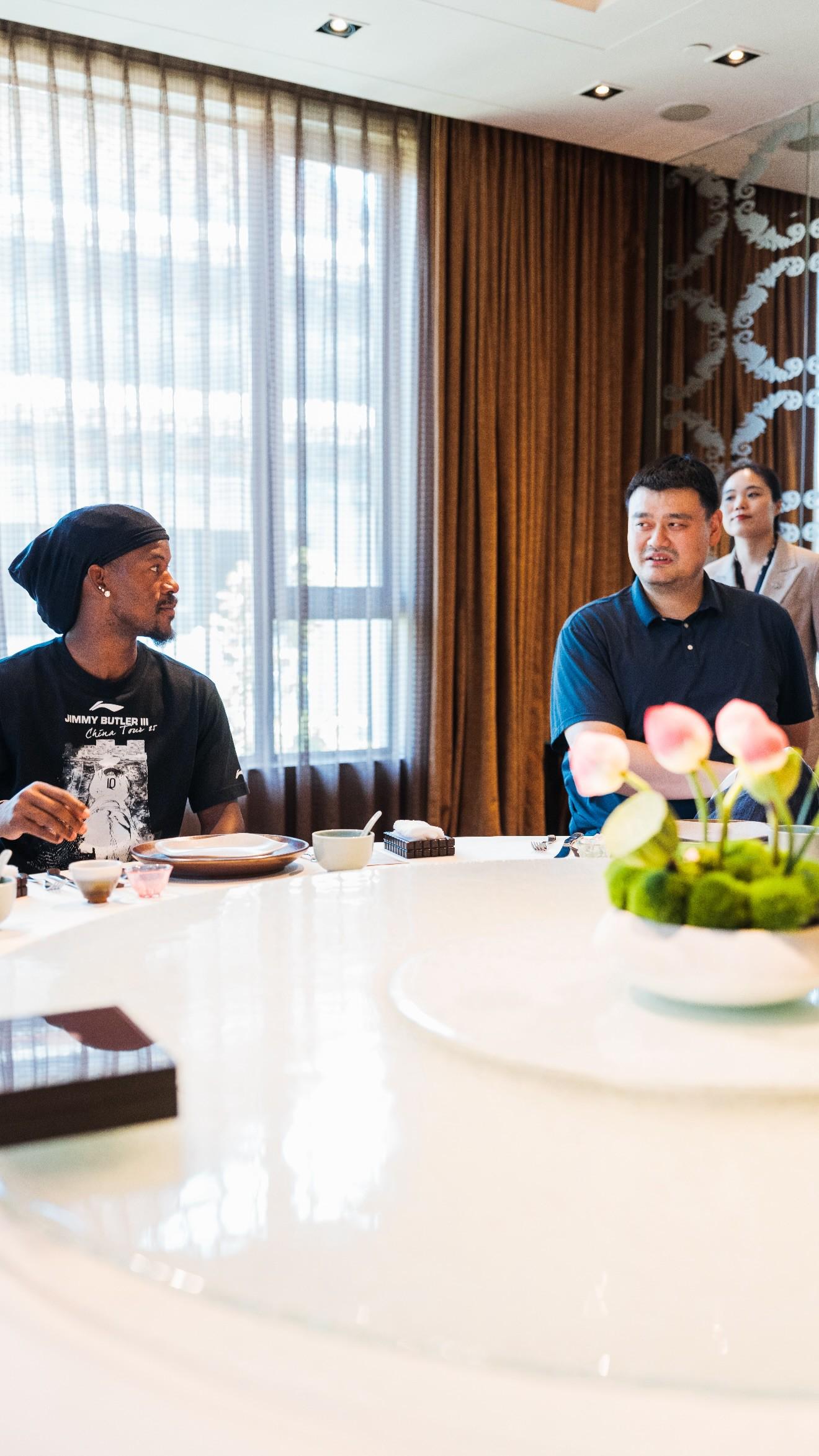 小鸟依人，巴特勒中国行与姚明和梅奥共吃烤鸭并合影 (http://www.tiidu.cn/) 娱乐 第3张