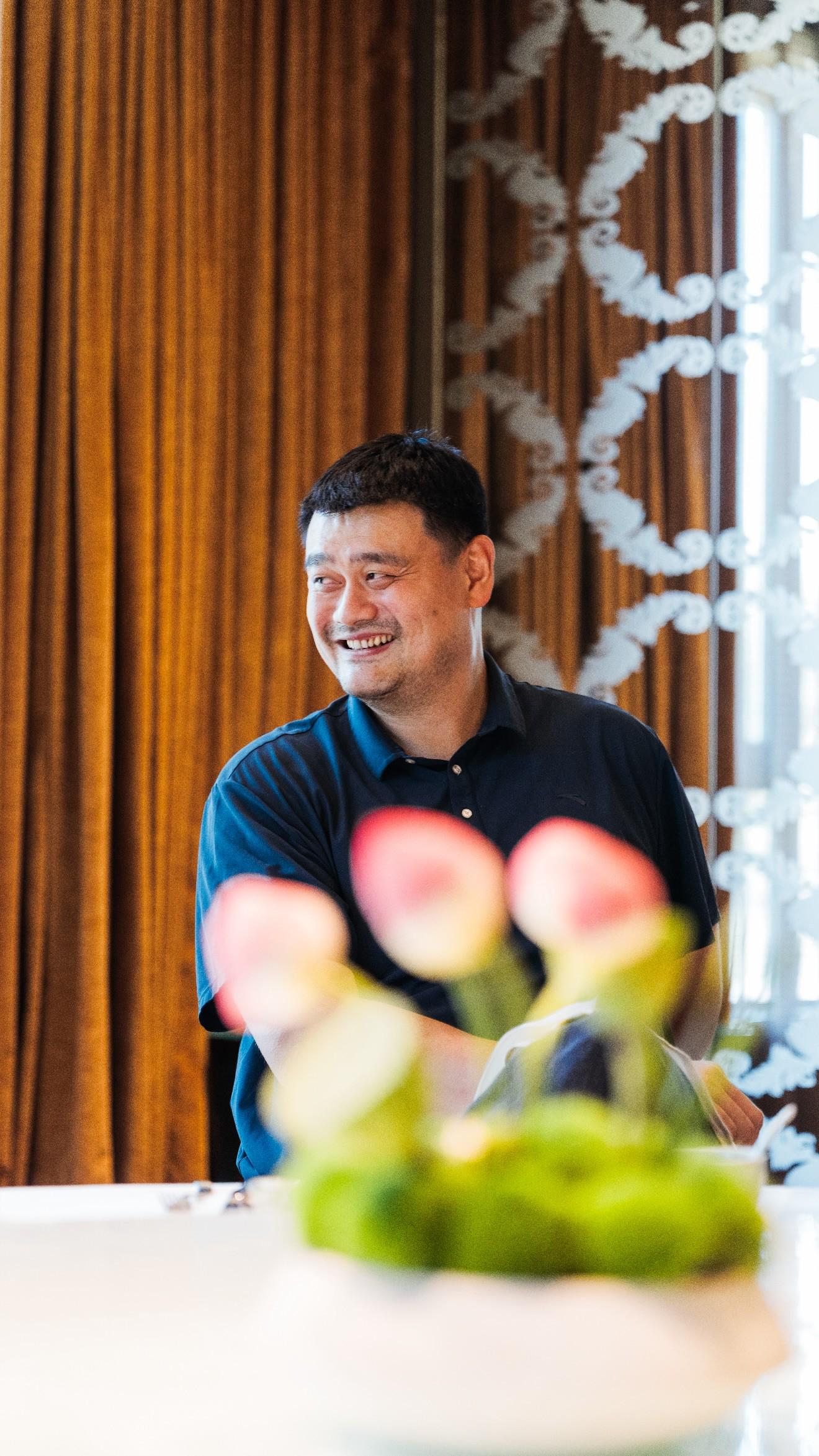 小鸟依人，巴特勒中国行与姚明和梅奥共吃烤鸭并合影 (http://www.tiidu.cn/) 娱乐 第5张