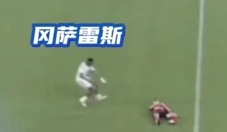 胡靖晕倒后，石家庄功夫外援上前呼救，球队提出提前结束比赛 (http://www.smallgear.cn/) pump 第1张