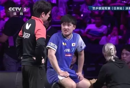 张本智和末局4-2叫医疗暂停，随后11-4大比分战胜王楚钦