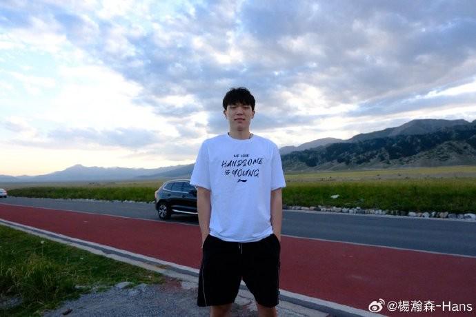 撒狗粮，杨瀚森社媒晒图启程，女友评论区留言祝福 (http://www.jingganghuifeng.com.cn/) 体育 第3张