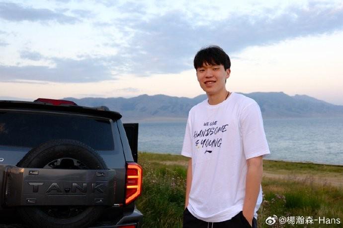 撒狗粮，杨瀚森社媒晒图启程，女友评论区留言祝福 (http://www.jingganghuifeng.com.cn/) 体育 第4张