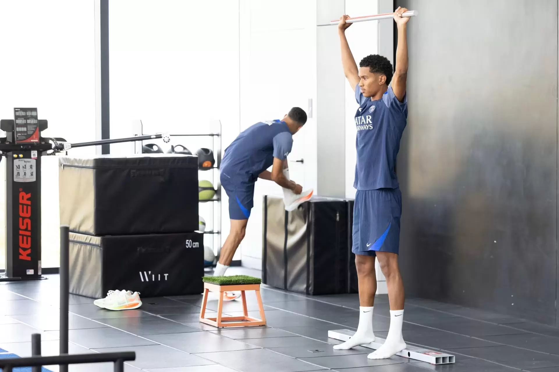 巴黎官方：马尤卢右大腿内收肌受伤，目前仍在接受治疗
