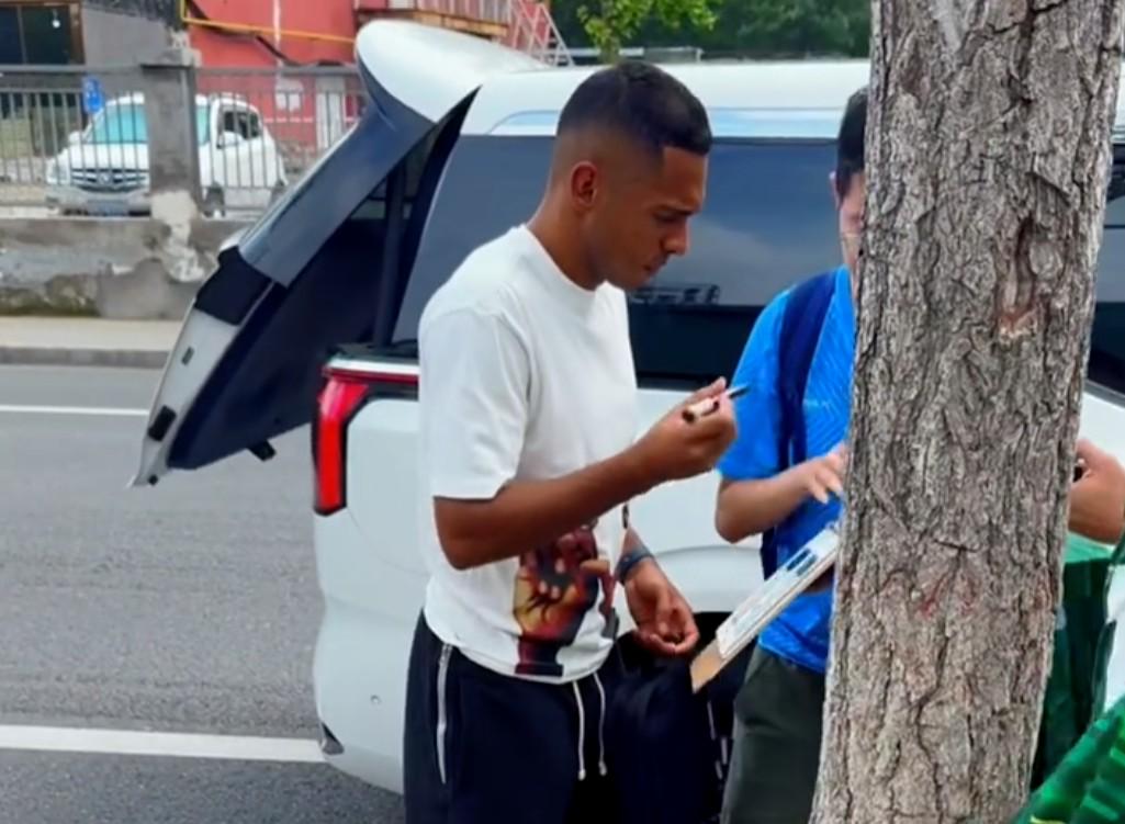 博主：此前受伤的达万现身基地；据悉球员能否参加足协杯存疑 (http://www.tiidu.cn/) 娱乐 第1张