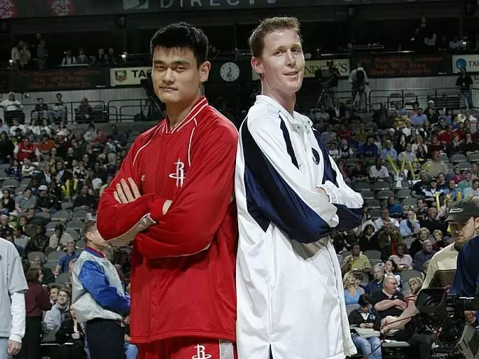 还记得他吗？“大竹竿”布拉德利现身Big3联赛，小腿已经截肢