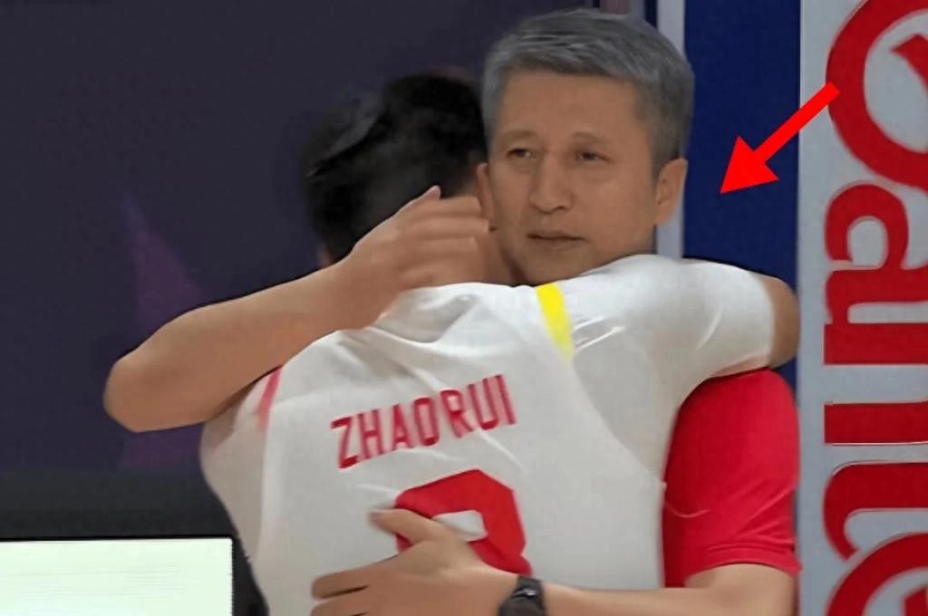 一往无前！比赛失利郭士强第一时间拥抱赵睿，赛后采访道出原因！ (http://www.tiidu.cn/) 娱乐 第1张