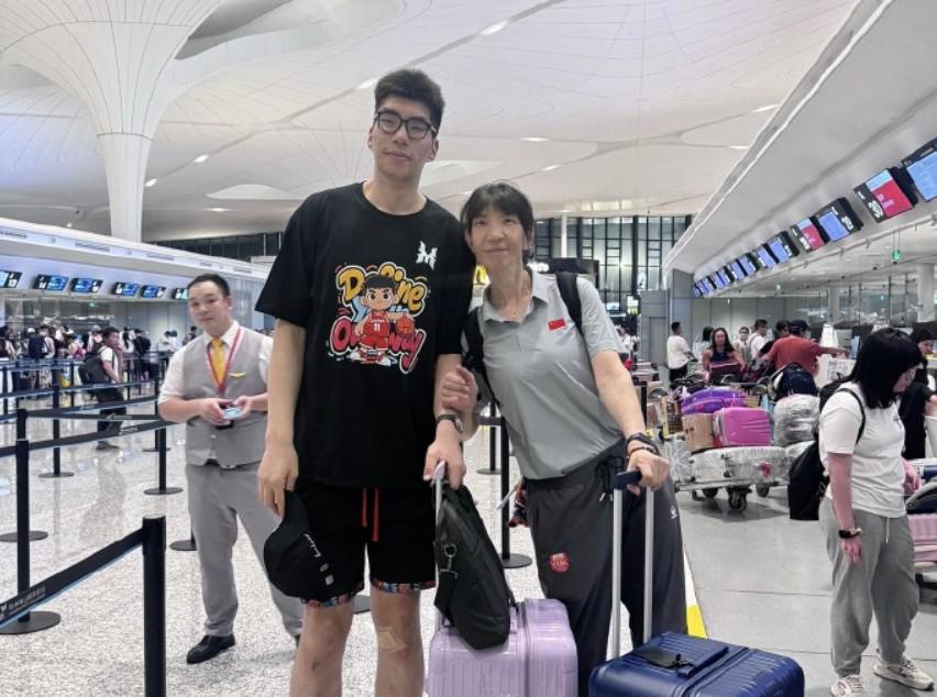 余嘉豪启程前往西班牙开启留洋之旅，昨晚全队聚餐为其送行 (http://www.xuexiaoyu.cn/) abs 第1张