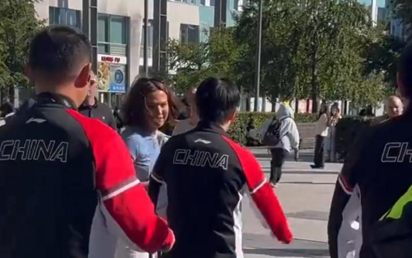 善解人意!孙颖莎路遇瑞典球迷母子追星,被妈妈打动停下和男孩合影 (http://www.jingganghuifeng.com.cn/) 体育 第4张