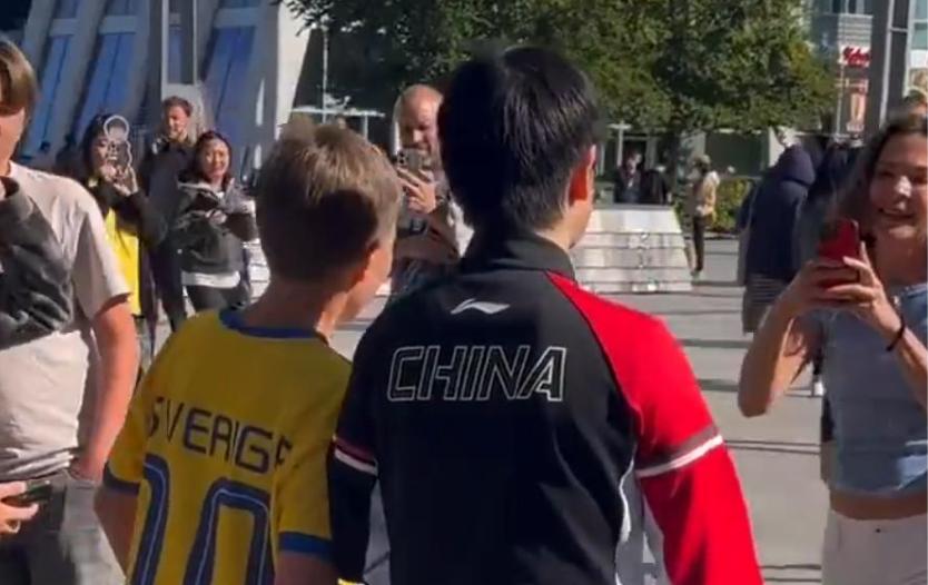 善解人意!孙颖莎路遇瑞典球迷母子追星,被妈妈打动停下和男孩合影 (http://www.jingganghuifeng.com.cn/) 体育 第5张