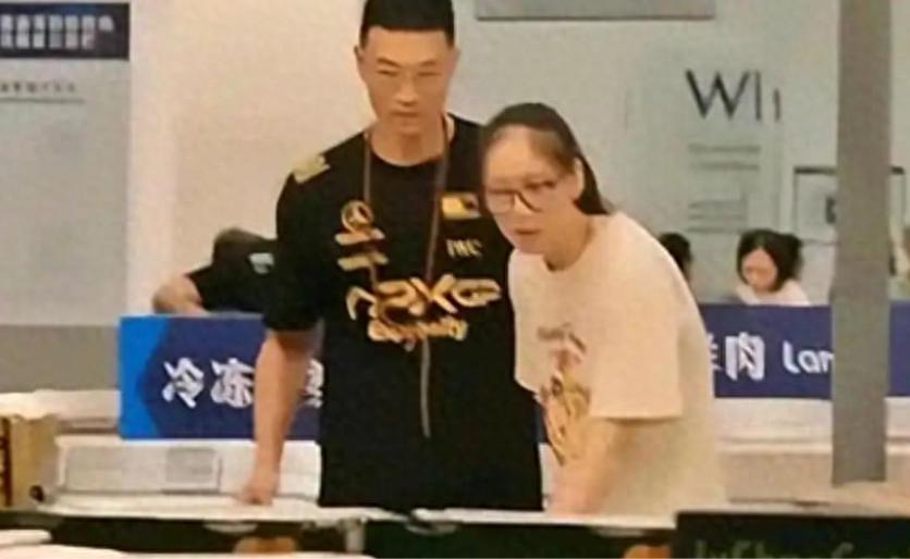 女排世界冠军恋情曝光？与男篮国手甜蜜逛超市，疑似由张常宁牵线 (http://www.jingganghuifeng.com.cn/) 体育 第1张