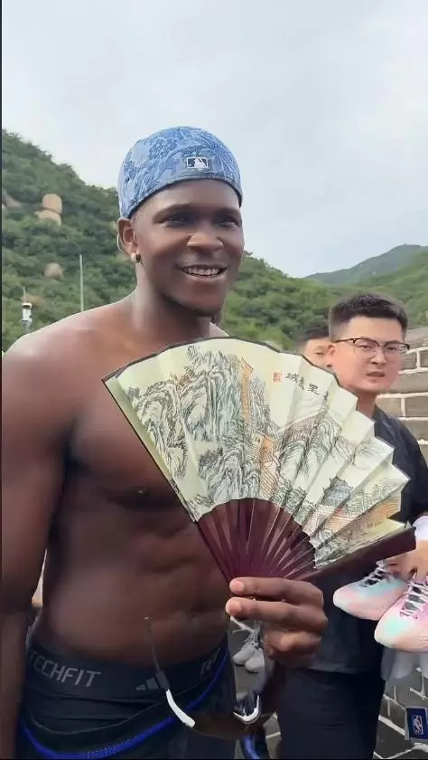 赤裸上阵，爱德华兹手持折扇来到北京游览长城