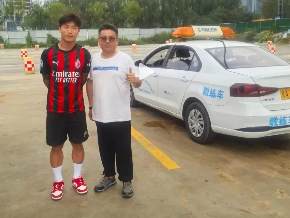 考驾照，谢文能身穿米兰最新款球衣在驾校学车