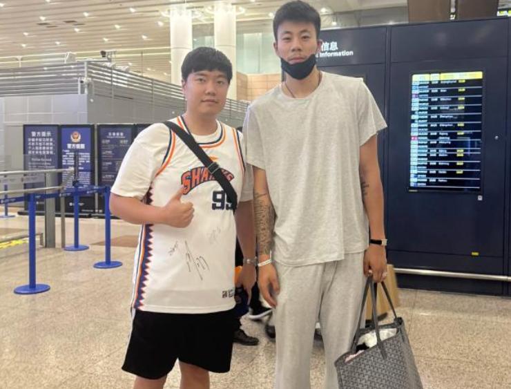 兄弟情深！王哲林开奔驰接张镇麟下班，张镇麟在上海男篮很开心 (http://www.xuexiaoyu.cn/) abs 第2张