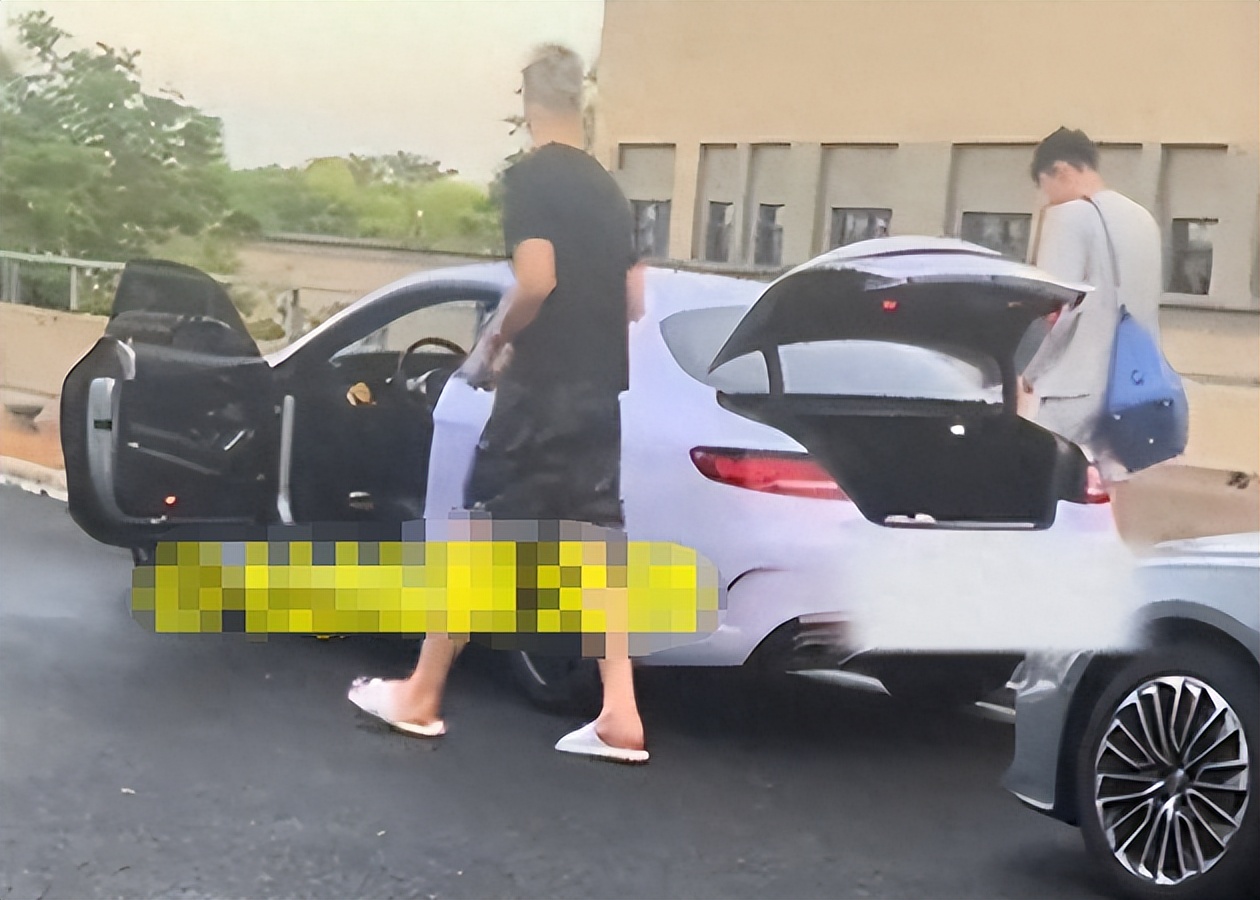 兄弟情深！王哲林开奔驰接张镇麟下班，张镇麟在上海男篮很开心 (http://www.xuexiaoyu.cn/) abs 第3张