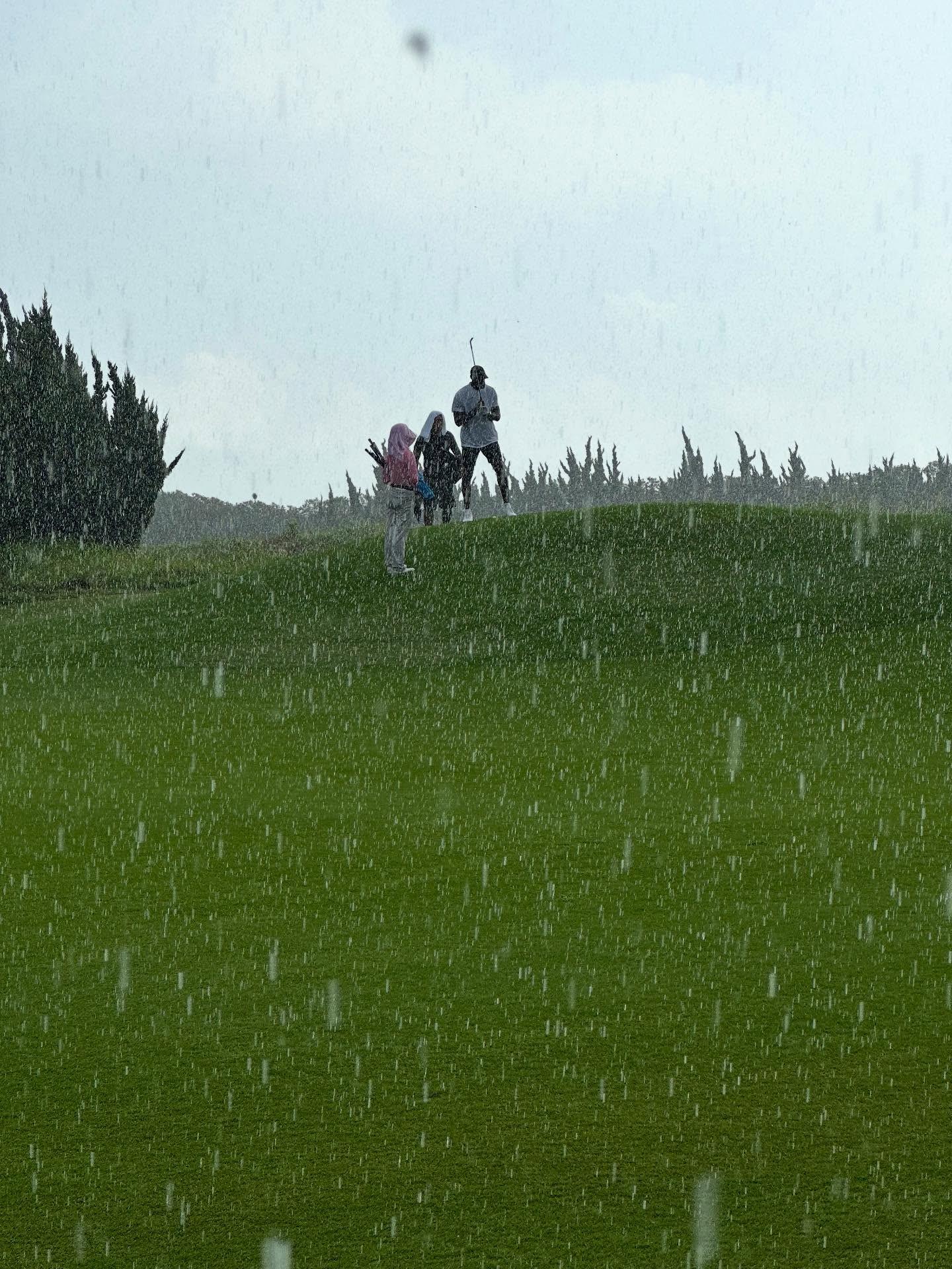 主业改了？詹姆斯晒在成都冒雨打高尔夫视频：你能忍受下雨吗 (http://www.busunion.cn/) 体育 第1张