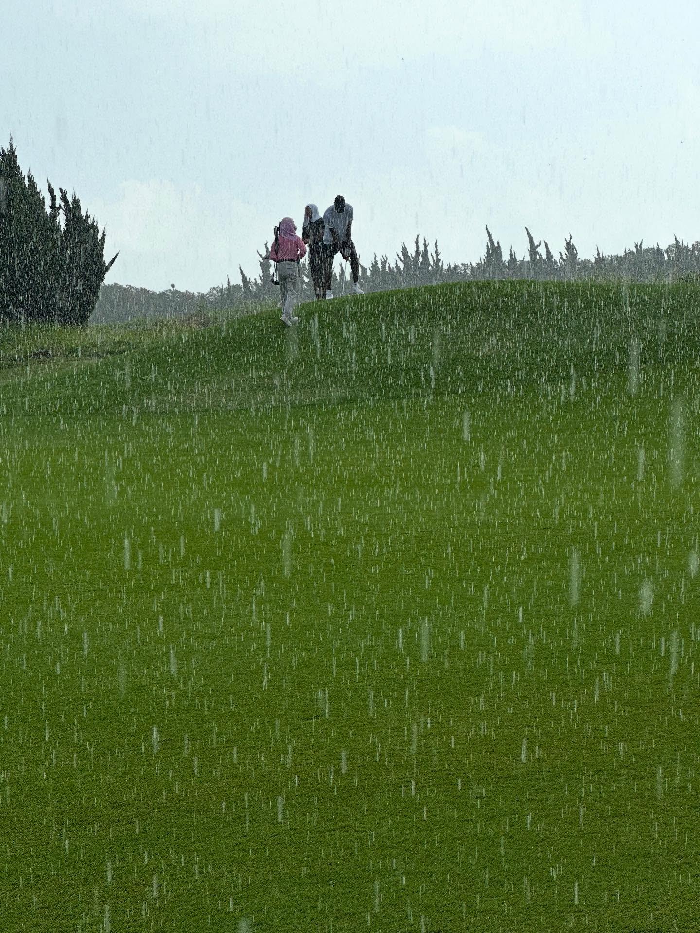 主业改了？詹姆斯晒在成都冒雨打高尔夫视频：你能忍受下雨吗 (http://www.busunion.cn/) 体育 第2张