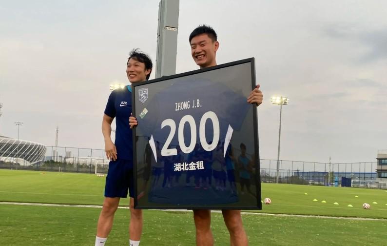 三镇钟晋宝领取俱乐部生涯200场里程碑纪念球衣：感恩所有 (https://www.olegood.com/) 体育 第1张
