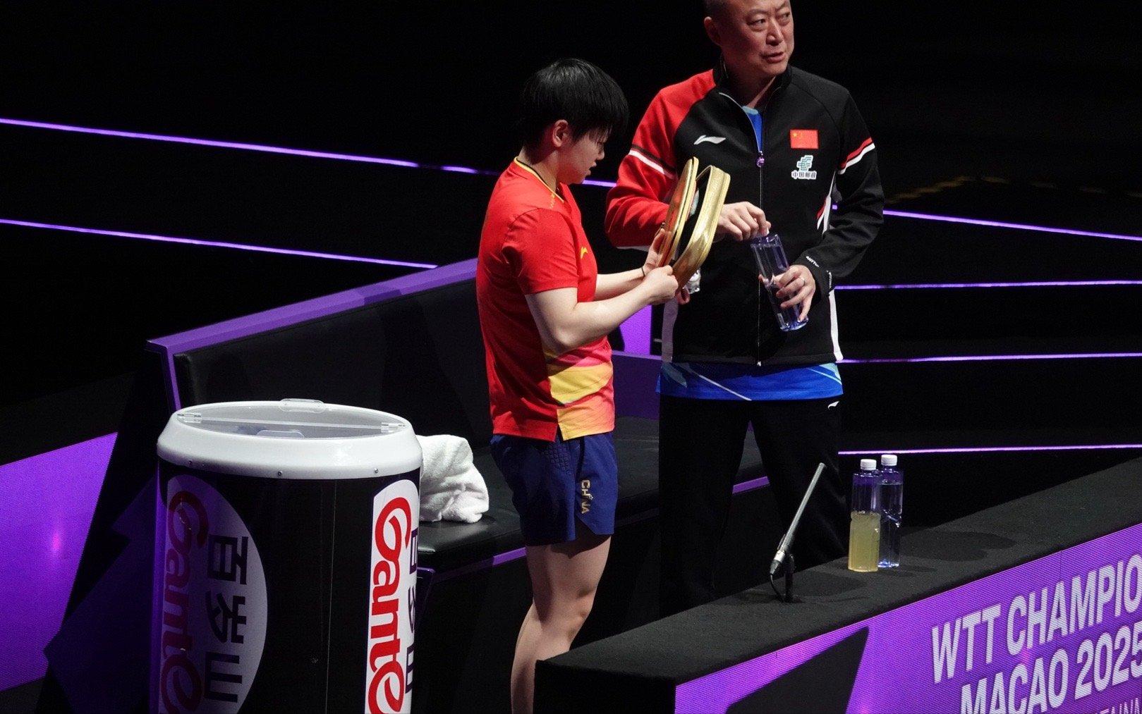 心情大好！孙颖莎晋级16强，赛后尽显大将风范，马琳笑容满面 (http://www.tiidu.cn/) 娱乐 第3张