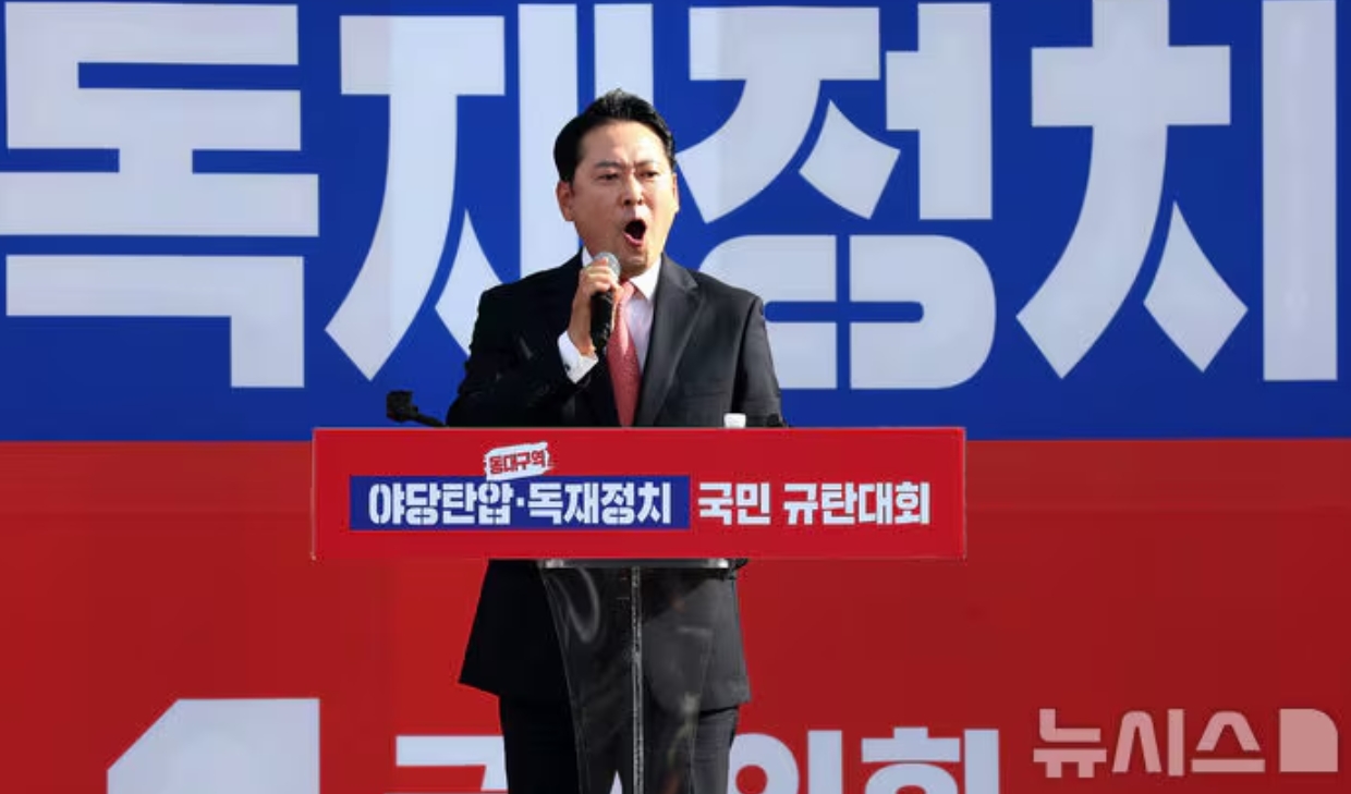 韩七万人集会，举星条旗吁不得减少驻韩美军，总统称韩军世界第五 (http://www.armanice.com/) 体育 第2张