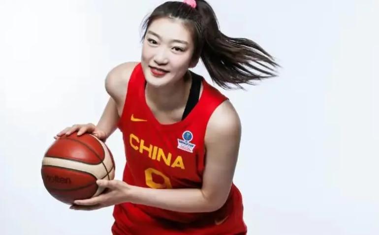 女篮李梦为老公张隆过生日，年龄曝光才36岁，球迷：勉强还能接受 (http://www.armanice.com/) 体育 第2张