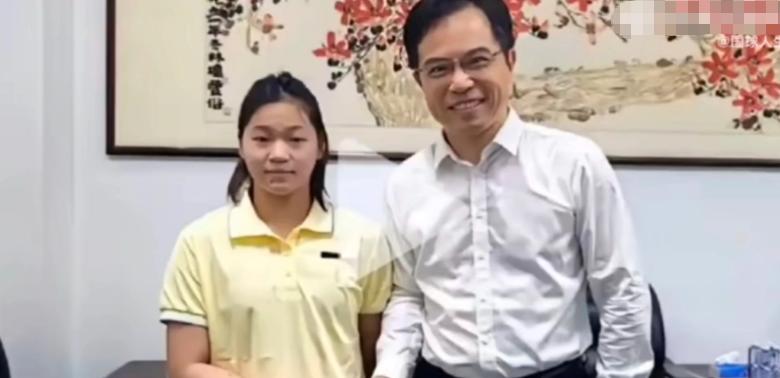 社牛！全红婵上课照片曝光，教授握手，同学友好赠礼物，打成一片 (http://www.xuexiaoyu.cn/) abs 第3张