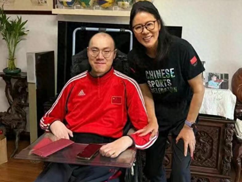 有情有义！郎平探望瘫痪16年汤淼，桌上红包抢眼，妻子母亲全改嫁 (http://www.xuexiaoyu.cn/) abs 第1张