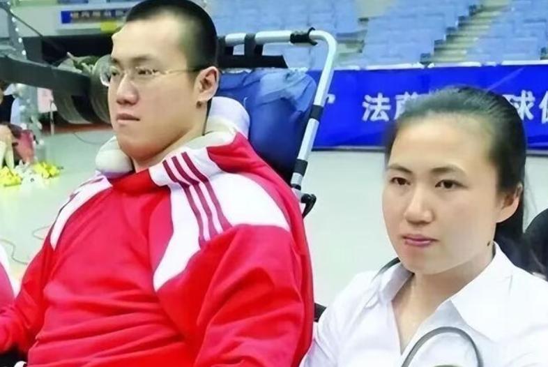 有情有义！郎平探望瘫痪16年汤淼，桌上红包抢眼，妻子母亲全改嫁 (http://www.xuexiaoyu.cn/) abs 第4张