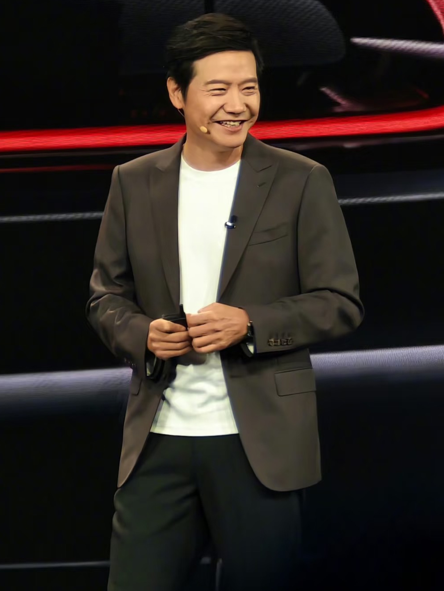 中年男人：为什么劝你少穿“套西”、多穿“单西”？看雷军就懂了 (http://www.chichengjiaxiao.cn/) 体育 第14张