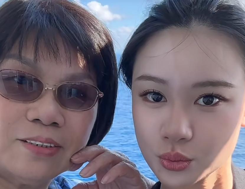范志毅妈妈和孙女游轮旅行，70多岁很时髦，剪学生头发型气质不俗 (http://www.chichengjiaxiao.cn/) 体育 第2张