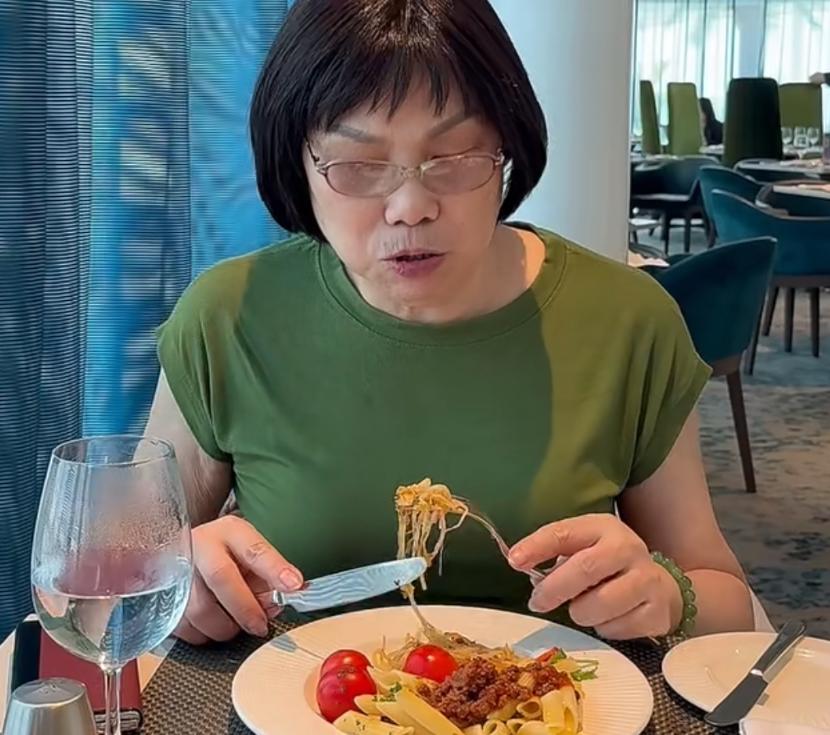范志毅妈妈和孙女游轮旅行，70多岁很时髦，剪学生头发型气质不俗 (http://www.chichengjiaxiao.cn/) 体育 第4张