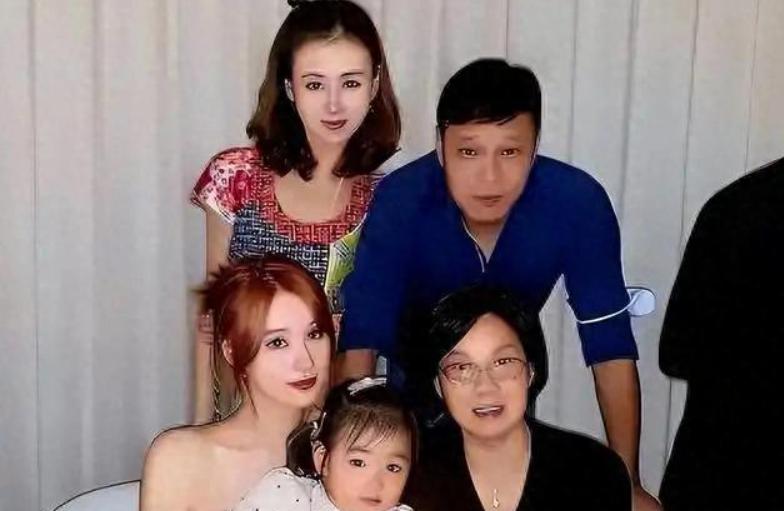 范志毅妈妈和孙女游轮旅行，70多岁很时髦，剪学生头发型气质不俗 (http://www.chichengjiaxiao.cn/) 体育 第6张