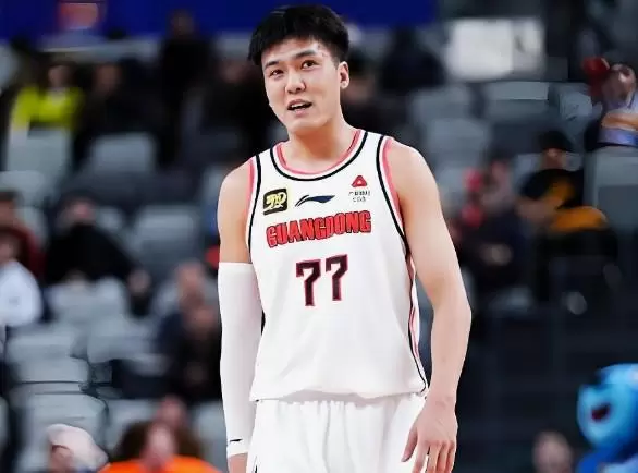 媒体人：黄荣奇1年C类合同签约同曦男篮；上赛季场均6分2.1助