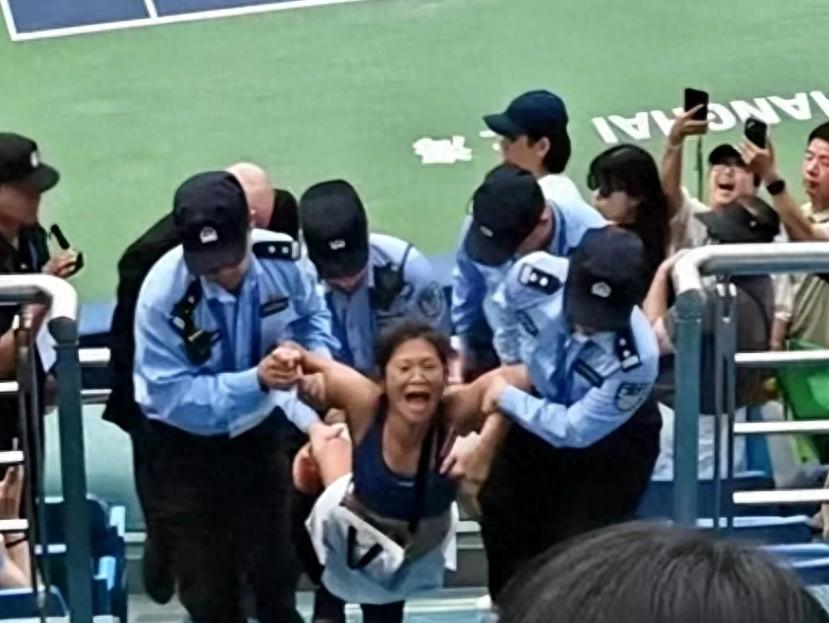 后续来了！女子扰乱网球比赛被抬出，警方深夜通报情况，网友怒了 (http://www.tiidu.cn/) 娱乐 第1张