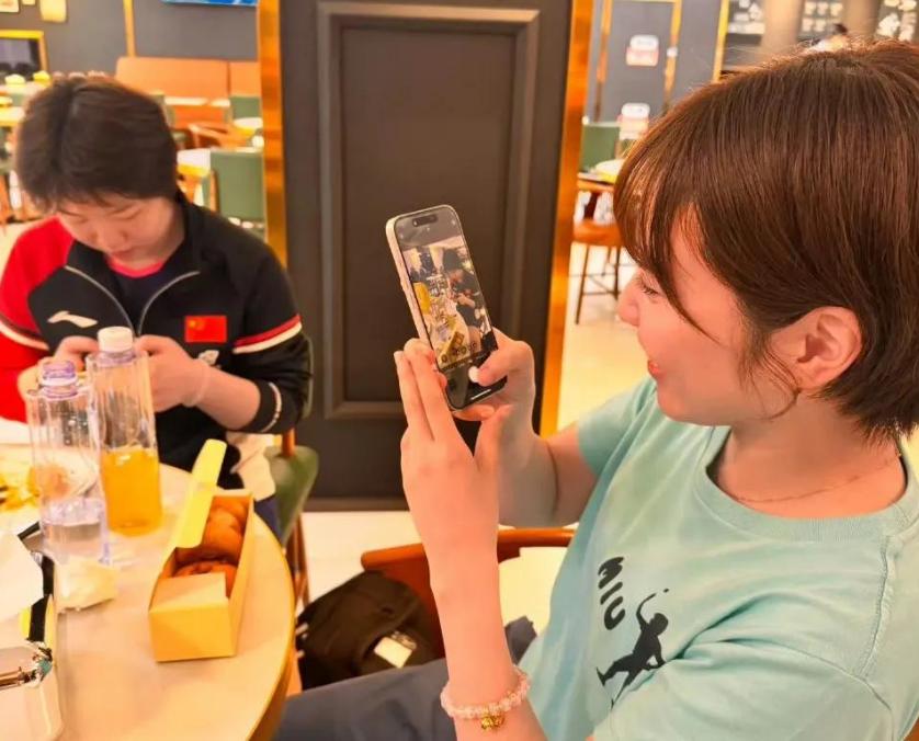 姐妹情深！蒯曼请平野美宇吃大餐，两人在中国大满贯赛开心相聚 (http://www.chichengjiaxiao.cn/) 体育 第2张