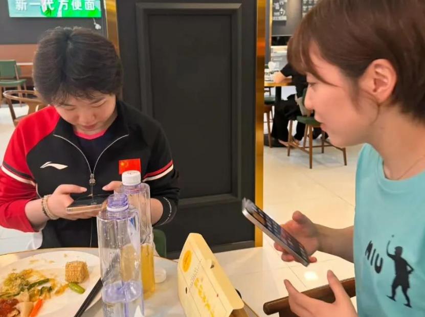 姐妹情深！蒯曼请平野美宇吃大餐，两人在中国大满贯赛开心相聚 (http://www.chichengjiaxiao.cn/) 体育 第4张