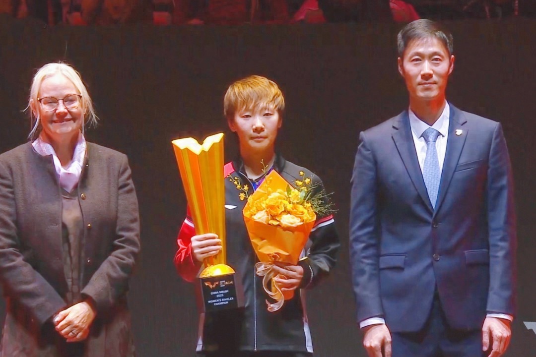 王曼昱夺冠，王励勤送花，孙颖莎亚军，王励勤不忘握手给予鼓励 (http://www.busunion.cn/) 体育 第1张
