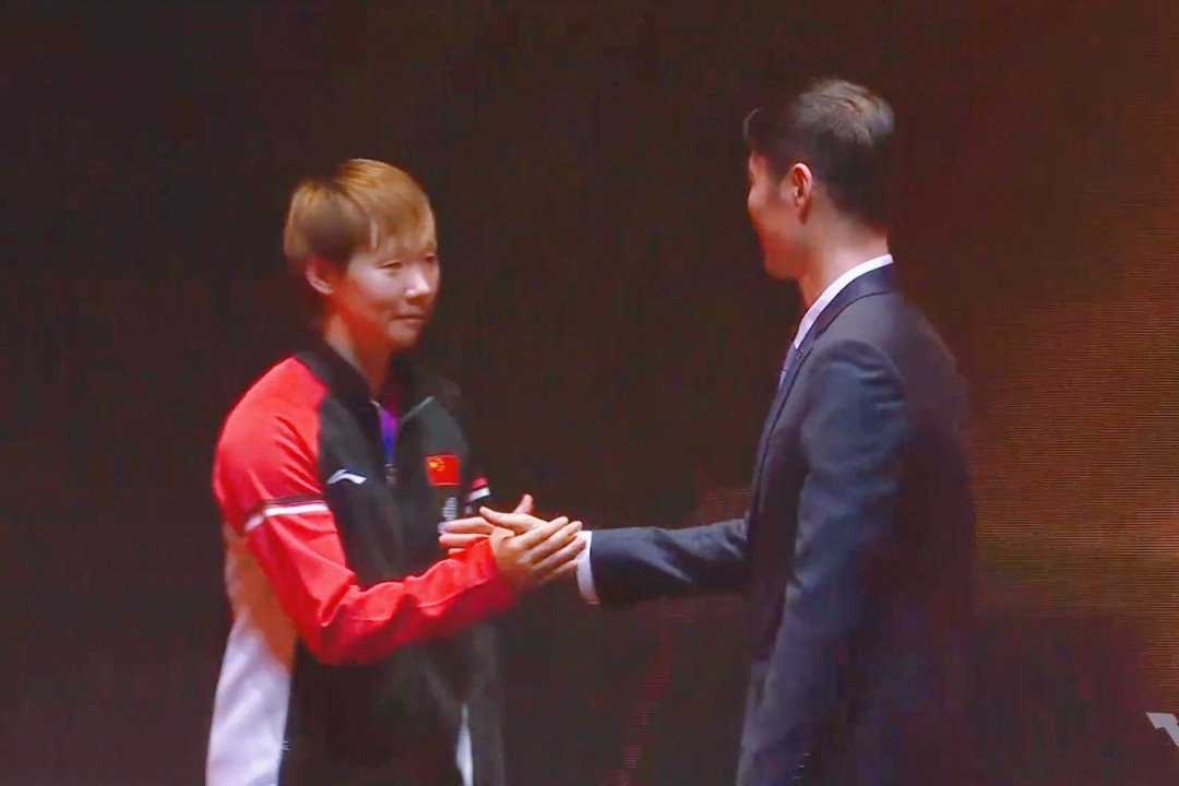 王曼昱夺冠，王励勤送花，孙颖莎亚军，王励勤不忘握手给予鼓励 (http://www.busunion.cn/) 体育 第2张