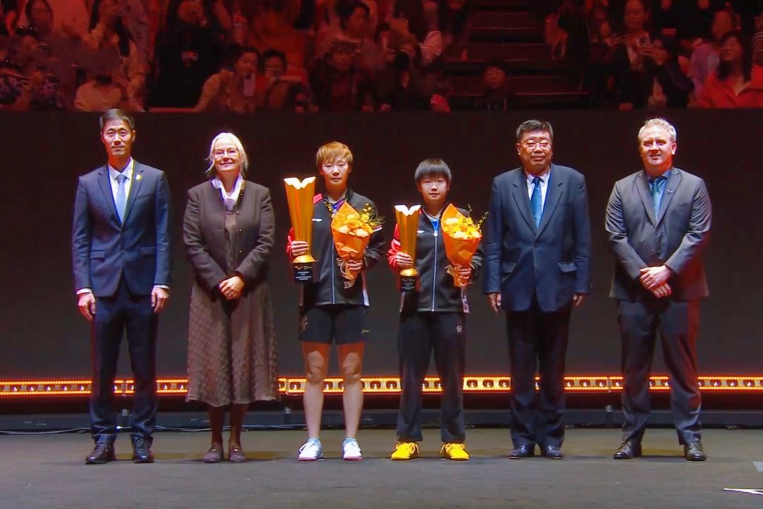 王曼昱夺冠，王励勤送花，孙颖莎亚军，王励勤不忘握手给予鼓励 (http://www.busunion.cn/) 体育 第3张