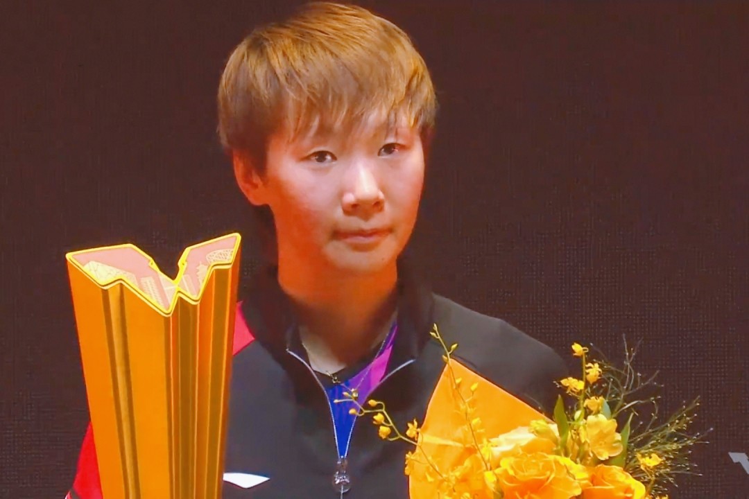 王曼昱夺冠，王励勤送花，孙颖莎亚军，王励勤不忘握手给予鼓励 (http://www.busunion.cn/) 体育 第8张