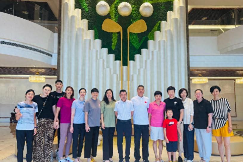 冯坤久违现身！47岁保养似少女，59岁老公高大魁梧，混血儿子像妈 (http://www.chichengjiaxiao.cn/) 体育 第1张