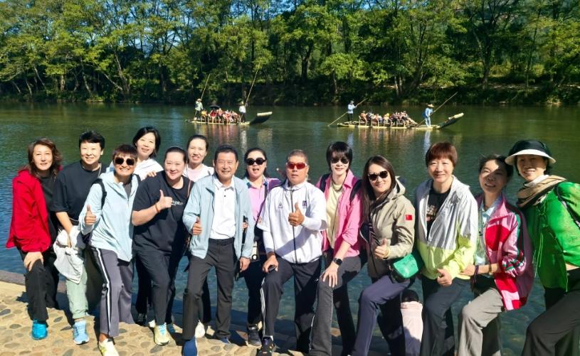 冯坤久违现身！47岁保养似少女，59岁老公高大魁梧，混血儿子像妈 (http://www.chichengjiaxiao.cn/) 体育 第2张