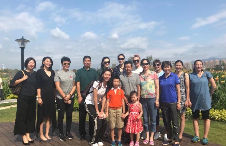 冯坤久违现身！47岁保养似少女，59岁老公高大魁梧，混血儿子像妈 (http://www.chichengjiaxiao.cn/) 体育 第3张