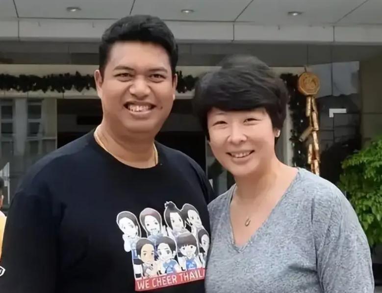 冯坤久违现身！47岁保养似少女，59岁老公高大魁梧，混血儿子像妈 (http://www.chichengjiaxiao.cn/) 体育 第4张