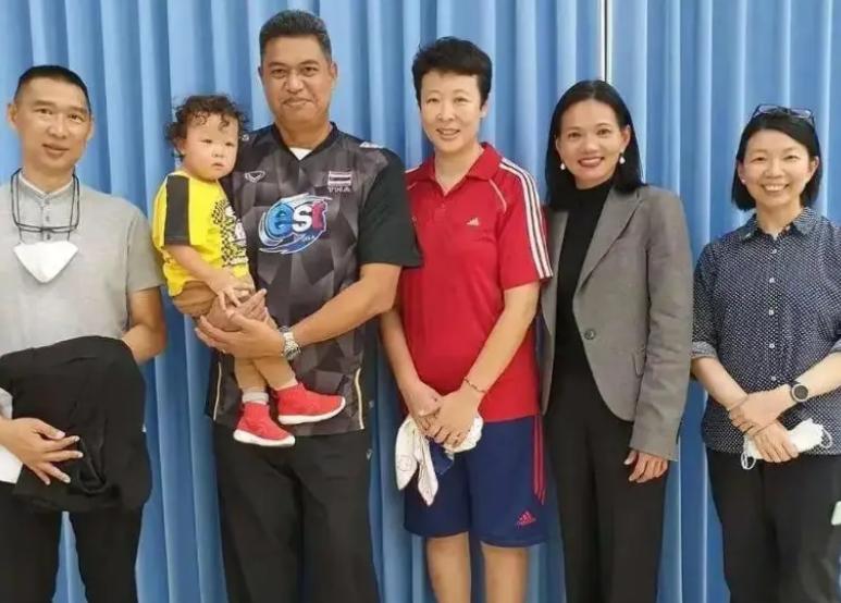 冯坤久违现身！47岁保养似少女，59岁老公高大魁梧，混血儿子像妈 (http://www.chichengjiaxiao.cn/) 体育 第5张