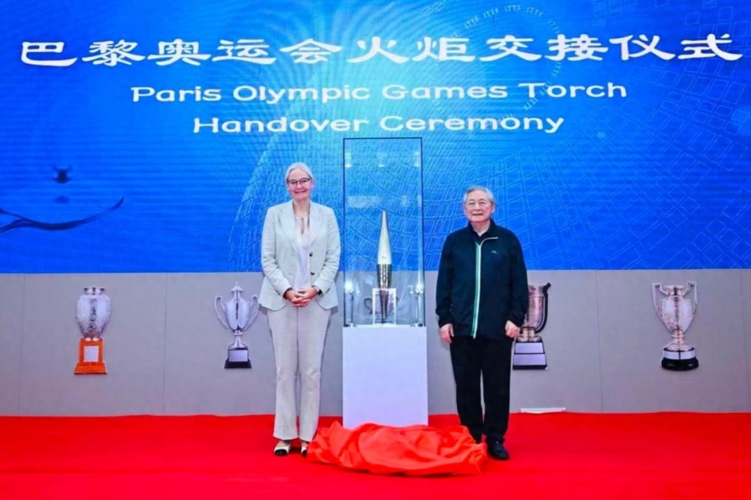 徐寅生喜收新藏品，国际乒联主席索林访问上海国际乒联博物馆 (http://www.tiidu.cn/) 娱乐 第1张