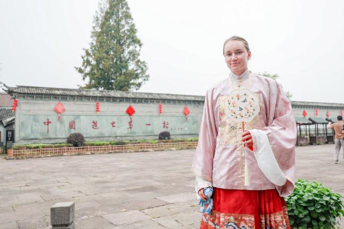 一颦一笑皆风景，莱巴金娜身穿汉服漫步宁波走马塘村 (http://www.armanice.com/) 体育 第1张