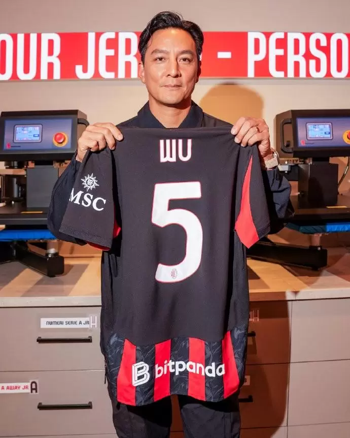 吴彦祖造访米兰，获赠5号印号球衣，并喊出Forza Milan!